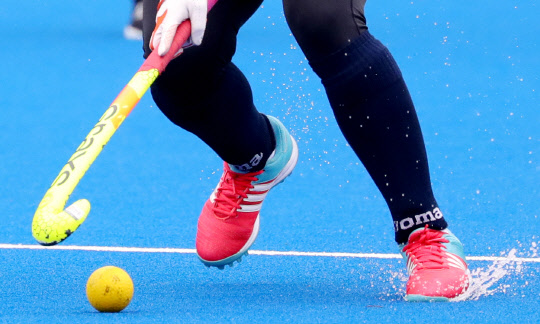 2018 자카르타팔렘방아시안게임을 39일 앞둔 10일 충청북도 진천선수촌 하키장에서 열린 국가대표팀과 아산시청의 연습시합에서 대표팀 선수가 드리블을 하고 있다.   연합뉴스